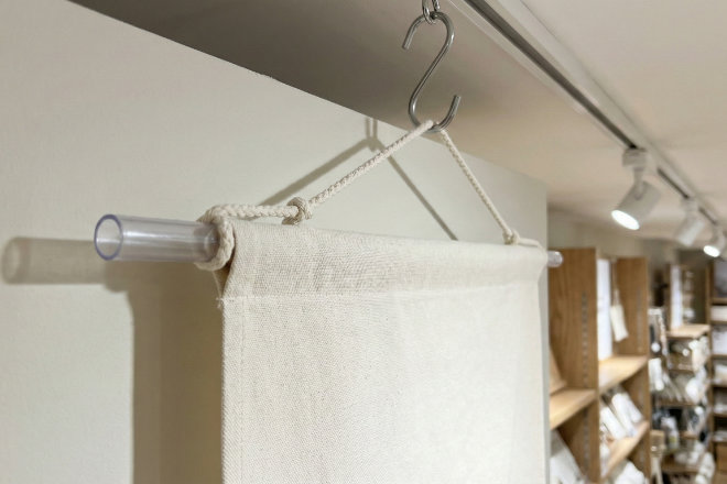 店舗のウィンドウ越しに見える吊り下げ式タペストリー