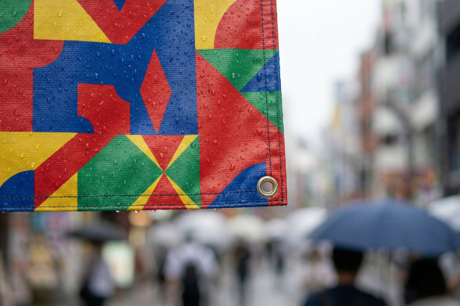 屋外で使用されるターポリン製タペストリーの質感