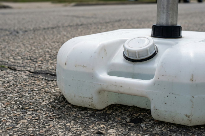 のぼり旗の足元にある注水台(重石タンク)。どっしりと安定しており、水を満たした質感。
