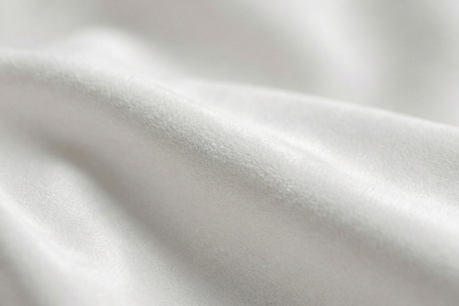 厚手で光沢のある白い生地(ダブルスエード)のドレープ。きめ細かい繊維と高級感のある質感のアップ。