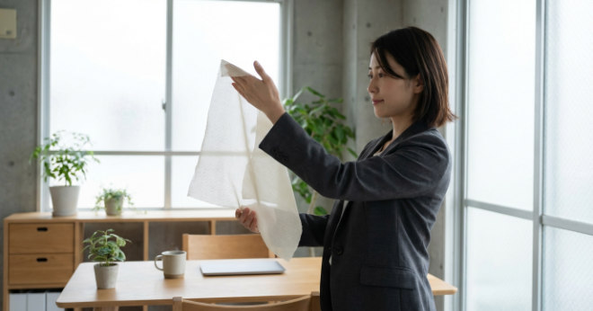 軽くて薄い生地を手に持つ人物