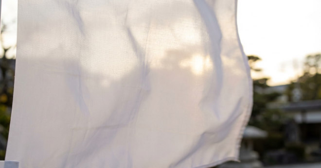 風でなびくのぼり旗のクローズアップ