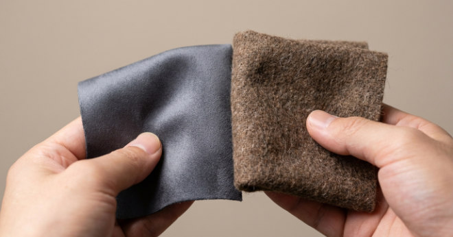 スエード生地のなめらかな質感を比較する手元イメージ