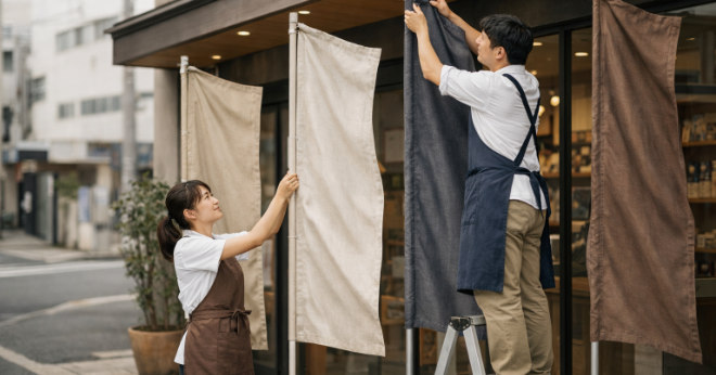 屋外でトロピカル生地ののぼり旗を設置する日本人スタッフ