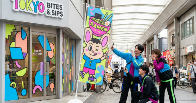 SNS映えするのぼり旗を撮影する若者