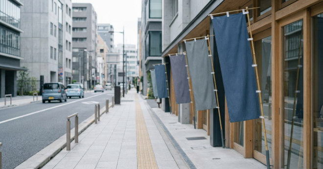 日本の街並みで景観に配慮して設置されたのぼり旗