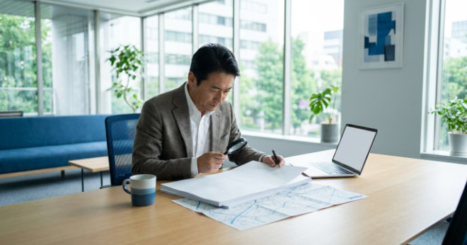 のぼり旗設置の申請書類を確認する日本人事業者