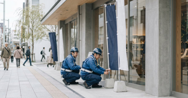 安全対策を施したのぼり旗を点検する日本人スタッフ