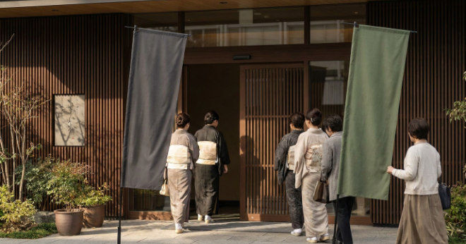 高級感ある棒袋縫いのぼり旗を使う和風店舗