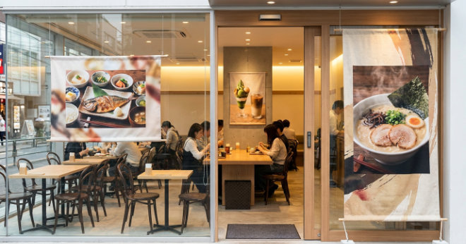店頭・入口・窓・店内に設置された飲食店タペストリーの活用イメージ