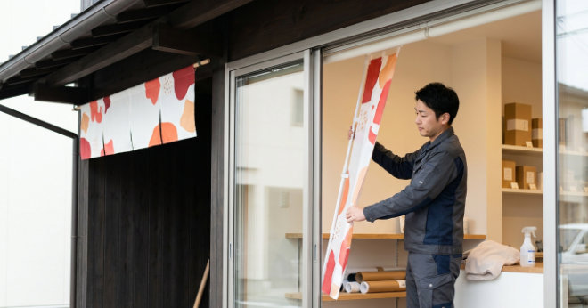 ひさしの下に設置した屋外看板と収納中ののぼり旗による色あせ対策