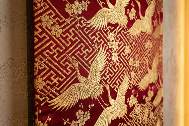 赤と金の豪華な色使いのお正月タペストリー