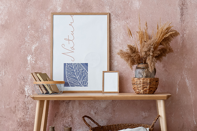 額縁に入れて立て掛ける