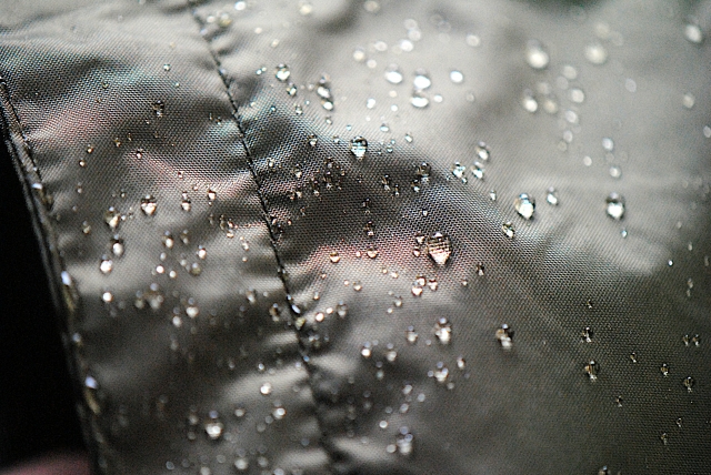 のぼり旗を雨の日に使用するには？雨対策の方法や注意点を解説 撥水加工を施す