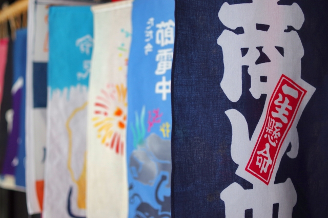 のぼり旗を雨の日に使用するには？雨対策の方法や注意点を解説 雨で劣化してしまったら買い替えるのも一つの方法